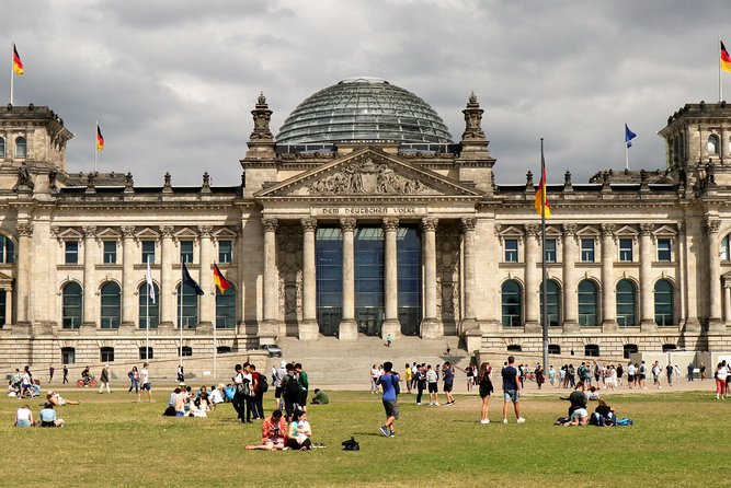 5hours: Guide, Chauffeur & Photographer in Berlin private Tour - West Berlin: Kurfürstendamm, KaDeWe, and Charlottenburg