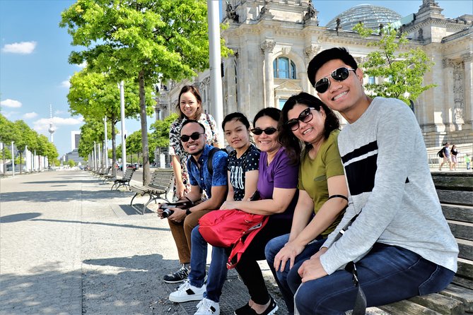 5hours: Guide, Chauffeur & Photographer in Berlin private Tour - Museum Island and Hackesche Höfe