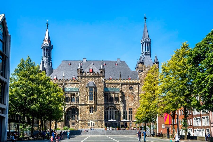 Aachen: Express Walk with a Local in 60 minutes - Aachen Cathedral and the city’s royal past