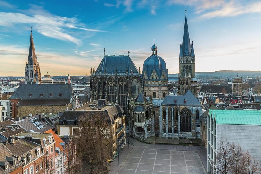 Aachen: Express Walk with a Local in 60 minutes - Thermal water, statues, and local stories