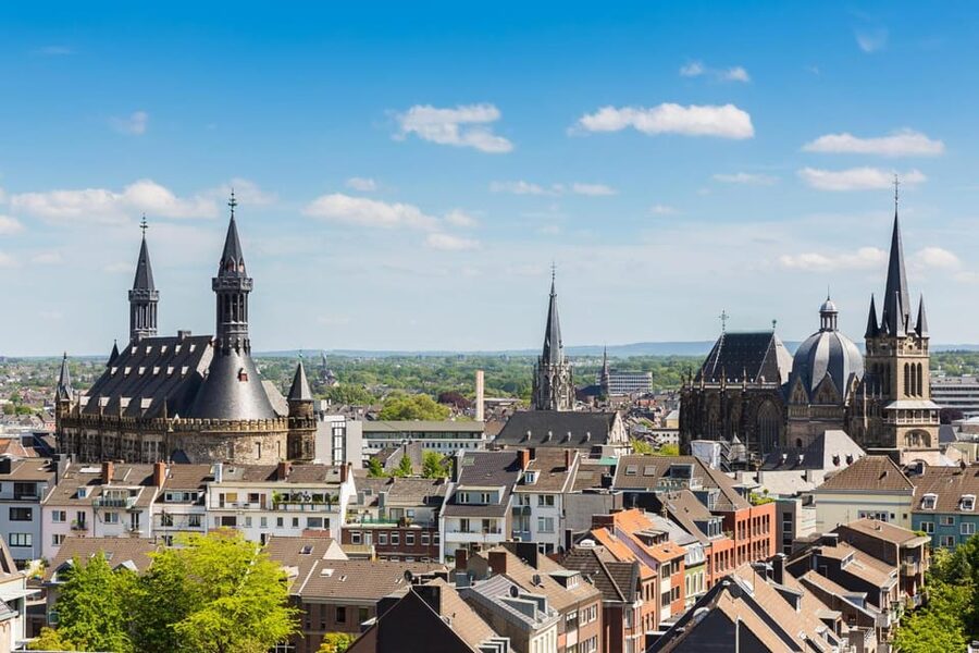 Aachen: Express Walk with a Local in 60 minutes - Local food, sweets, cafes, and evening plans