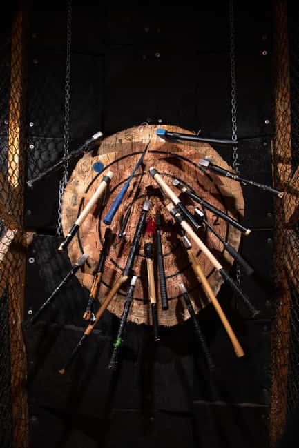 AXE THROWING & CRAFT BEER EXPERIENCE IN COLOGNE - Learning to throw an axe without previous experience