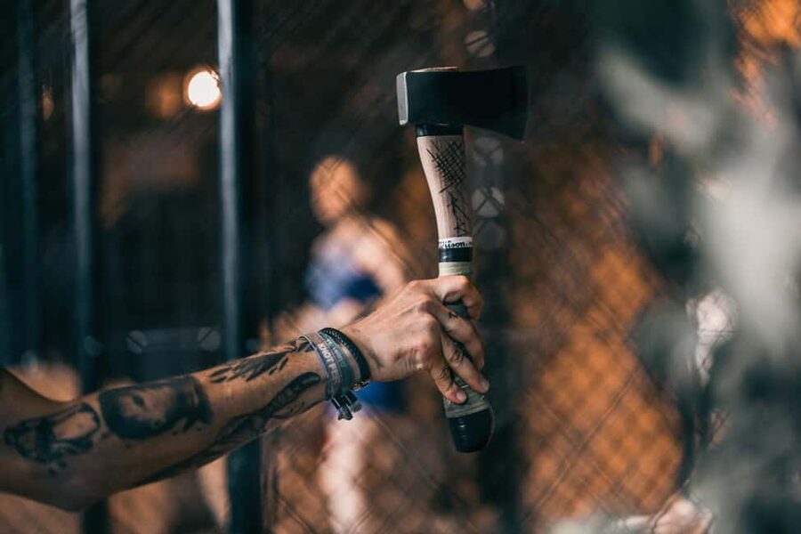 AXE THROWING & CRAFT BEER EXPERIENCE IN COLOGNE - Should you book the WoodCutter axe throwing experience?