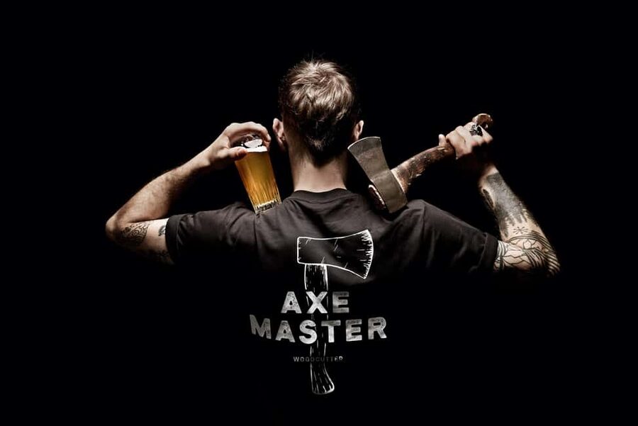 AXE THROWING & CRAFT BEER EXPERIENCE IN COLOGNE - Why private lanes make a difference