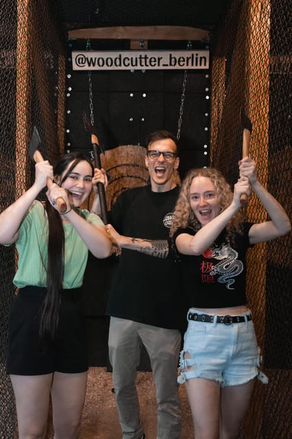AXE THROWING EXPERIENCE IN BERLIN - What Happens During the First Fifteen Minutes