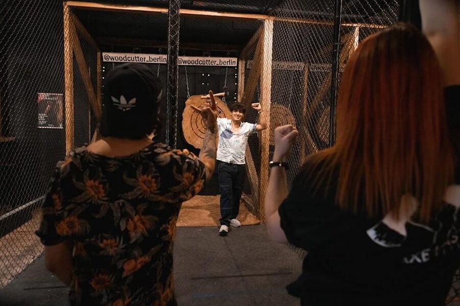 AXE THROWING EXPERIENCE IN BERLIN - Trick Shots Add a Different Kind of Challenge