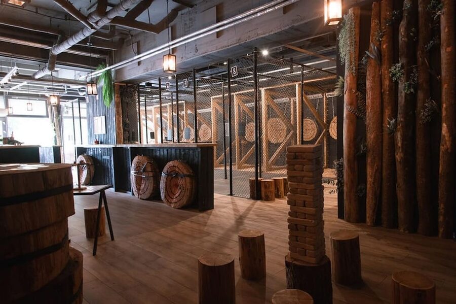 AXE THROWING EXPERIENCE IN BERLIN - What to Wear and What to Leave Behind