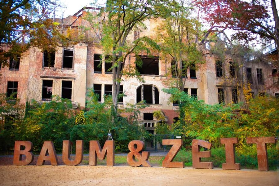 Beelitz-Heilstätten: Baum&Zeit Tree Top Walk Entry Ticket - Starting the 700-meter treetop and time travel trail