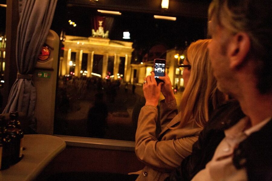 Berlin: 1.5-Hour Comedy Bus Tour in German - The performers and the style of humor