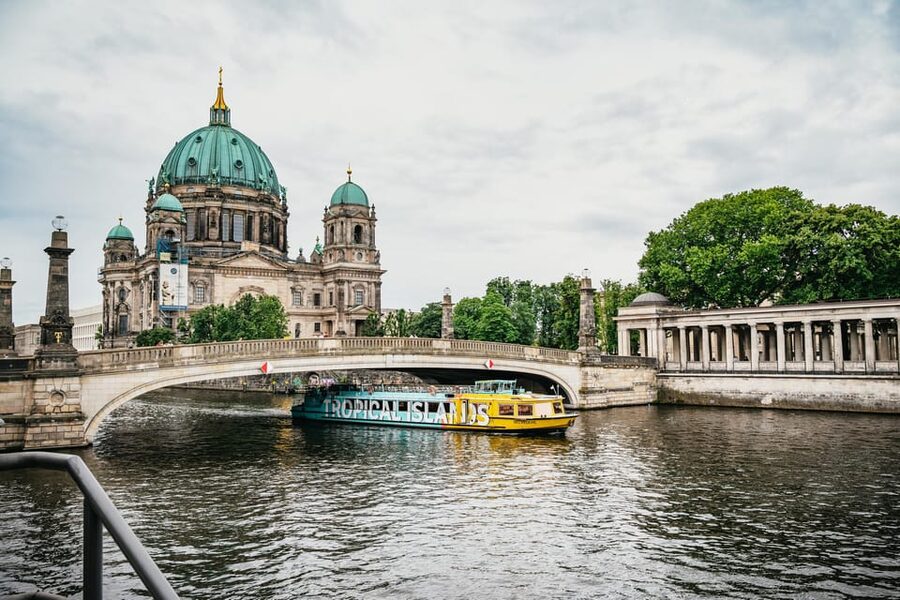 Berlin: 1-Hour City Sightseeing Cruise - Finding Alte Börse Pier near Hackescher Markt