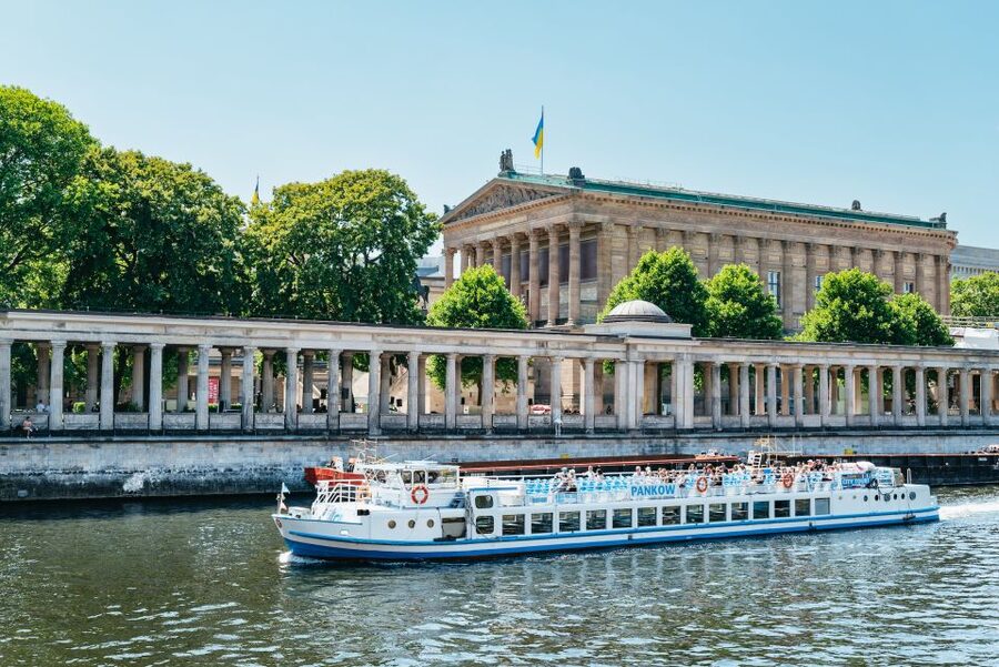 Berlin: 1-Hour City Tour by Boat with Guaranteed Seating - Why a Spree cruise earns an hour in Berlin