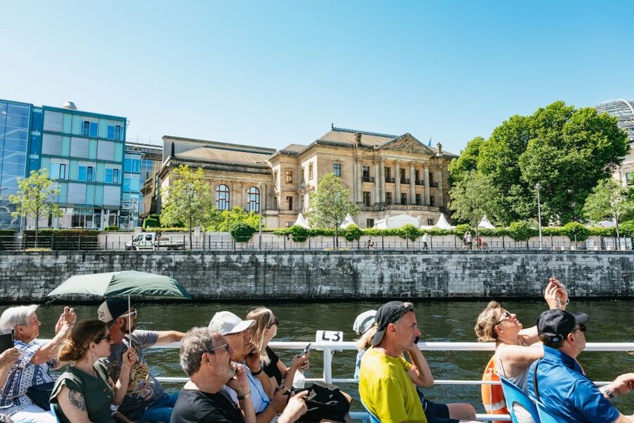 Berlin: 1-Hour City Tour by Boat with Guaranteed Seating - From Friedrichstraße to the Government Quarter