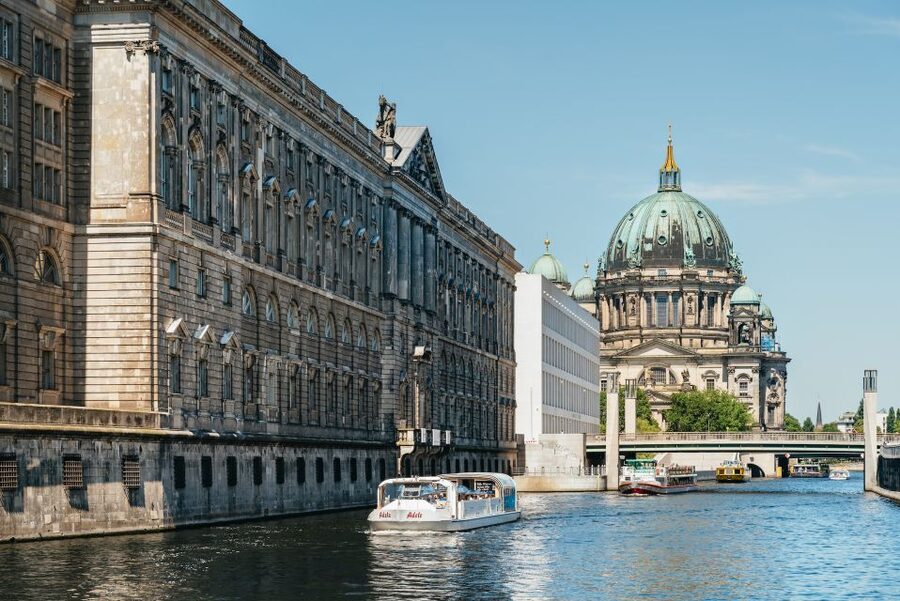 Berlin: 1-Hour City Tour by Boat with Guaranteed Seating - Audio commentary: useful, but not foolproof