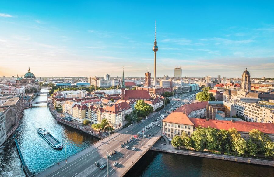 Berlin: 1-Hour Guided Tour of the Historic Center - Meeting at Hotel Adlon and entering Pariser Platz