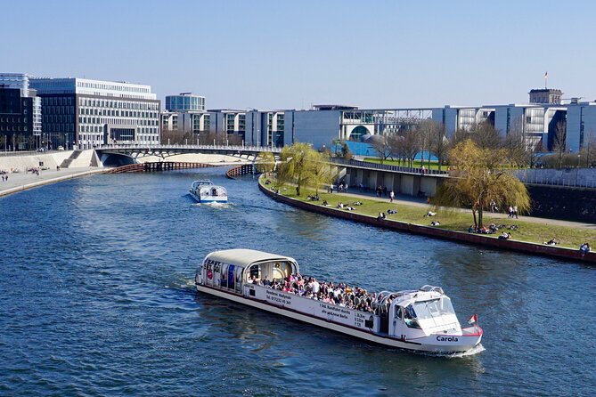 Berlin: 1-hr Boat Tour with Bilingual Live Guide (DE/EN) - Seeing central Berlin from the Spree