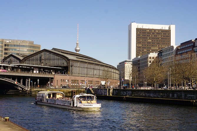 Berlin: 1-hr Boat Tour with Bilingual Live Guide (DE/EN) - The Spree route and its central sights