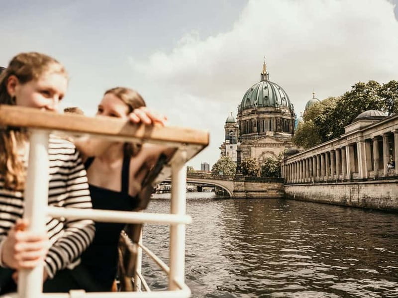 Berlin: 2.5-Hour Beer & Sunset Sightseeing Boat Cruise - Berlin Cathedral and Mühlendammschleuse