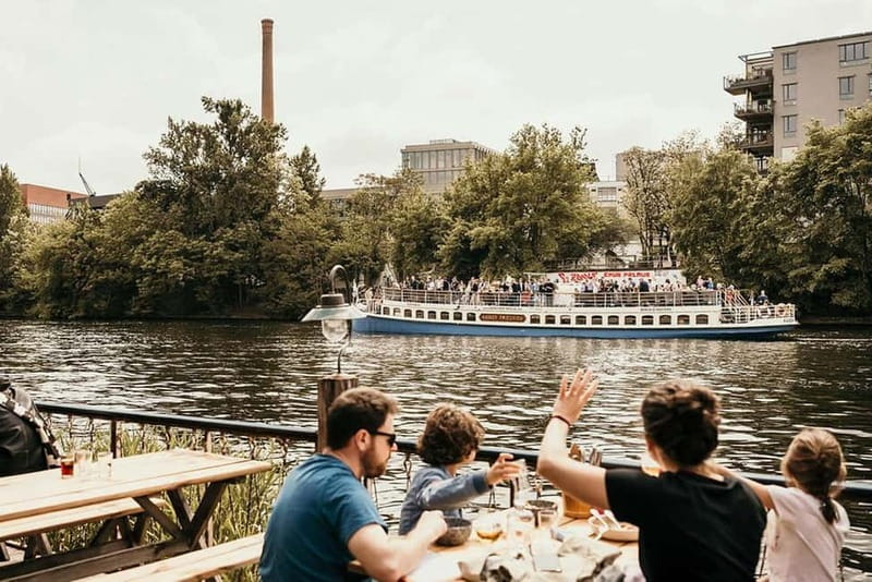 Berlin: 2.5-Hour Beer & Sunset Sightseeing Boat Cruise - Boarding at Alte Börse