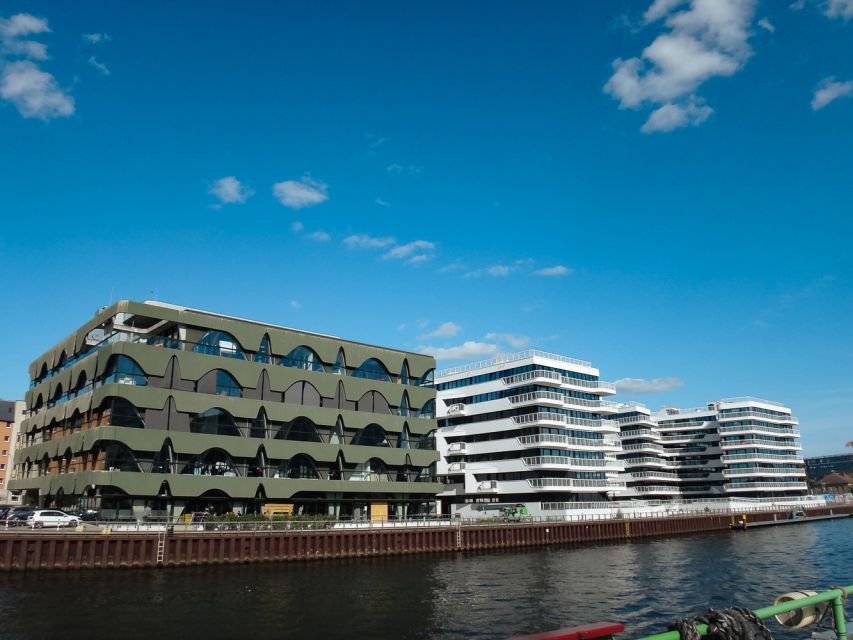 Berlin: 2.5-Hour East Side Boat Cruise with Commentary - Berlin Central Station and Bellevue Palace