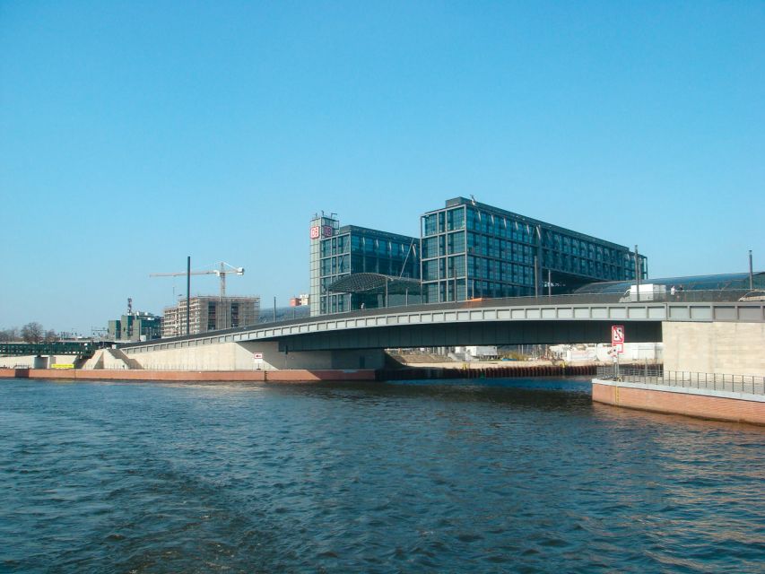 Berlin: 2.5-Hour East Side Boat Cruise with Commentary - Why this long Spree route works so well