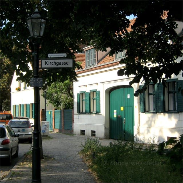 Berlin: 2.5-Hour Neighborhood Tour of Neukölln - Neukölln Town Hall, Court, and Former Prison