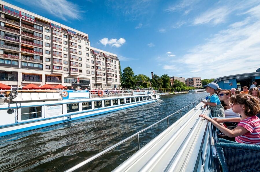 Berlin: 3.25-Hour Spree & Landwehrkanal Boat Tour - Counting bridges from old structures to modern designs