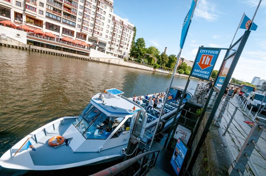 Berlin: 3.25-Hour Spree & Landwehrkanal Boat Tour - Museum Island from the river