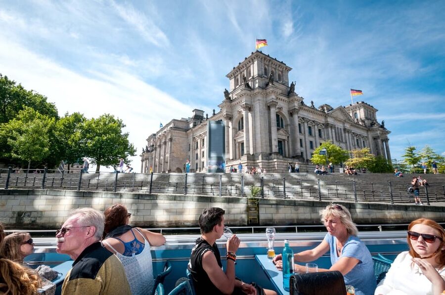 Berlin: 3.25-Hour Spree & Landwehrkanal Boat Tour - What three hours and fifteen minutes feels like