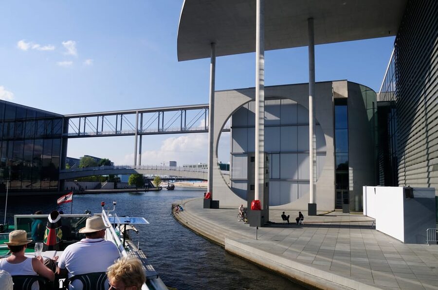Berlin: 3.5-Hour Sightseeing Cruise on the Spree River - Friedrichstraße, the Tränenpalast, and Humboldt Harbour