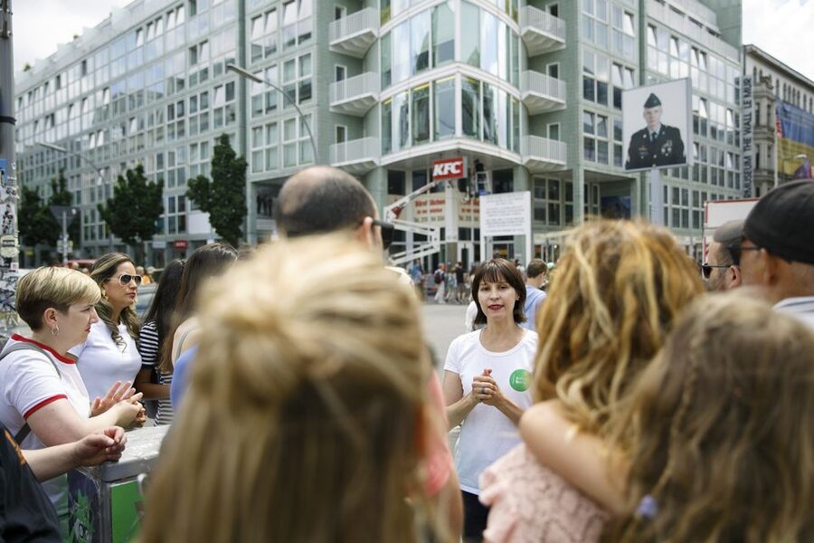 Berlin: 4-Hour Guided Highlights Tour in Spanish - Starting beneath the TV Tower at Alexanderplatz