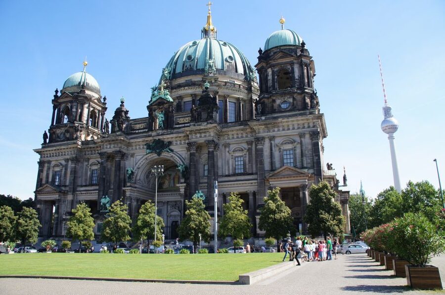 Berlin: 4-Hour Guided Highlights Tour in Spanish - Gendarmenmarkt, a pause among Berlin’s grand squares