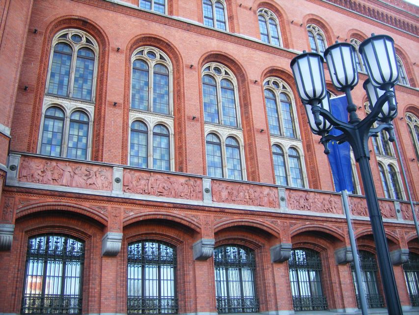 Berlin: 4-Hour Guided Highlights Tour in Spanish - Understanding the Berlin Wall from both sides