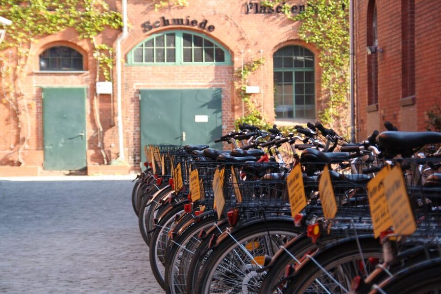 Berlin: 48-Hour or 72-Hour Bike Rental - Tempelhofer Park: room to ride