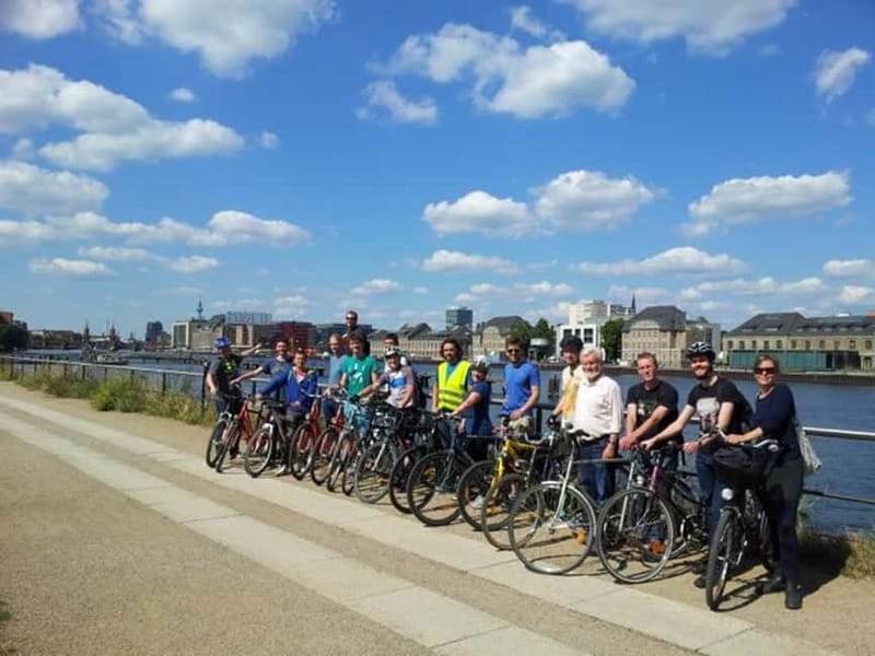 Berlin: Alternative Berlin Bike Tour - Kreuzberg, Friedrichshain, Neukölln, and Treptow