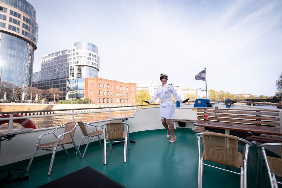 Berlin: Audrey Ahoi! Spree cruise with drag queen (HOL) - Mediaspree and Oberbaum Bridge