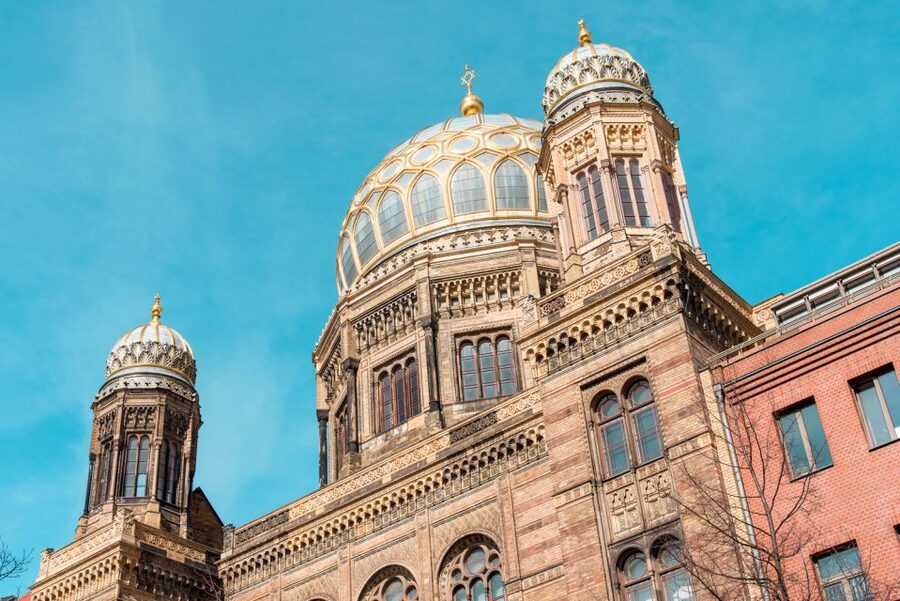 Berlin: Backyards of Berlin 2-Hour Tour - Cold weather, questions, and practical preparation