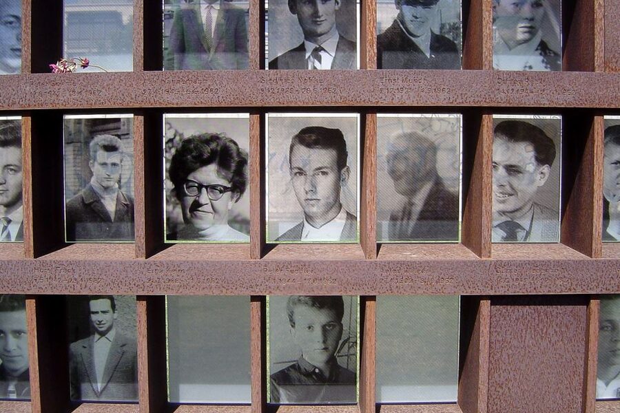Berlin: Berlin Wall and the Cold War Walking Tour - Booking details that affect your day
