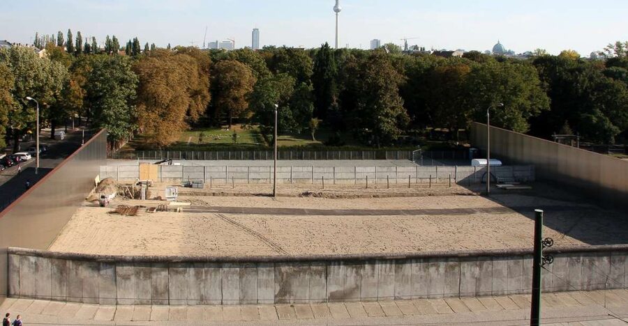 Berlin: Berlin Wall and the Cold War Walking Tour - Tunnel 57 and the desperate search for a way out