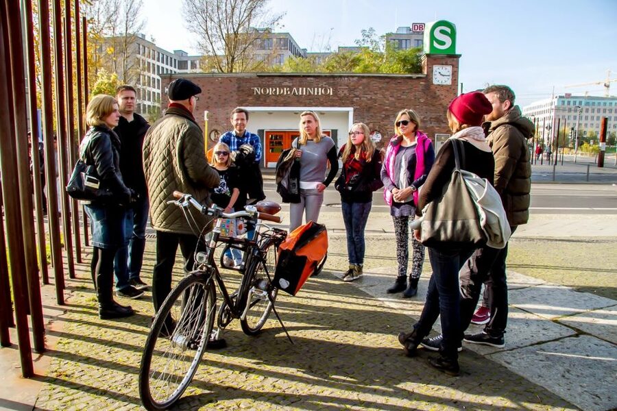 Berlin: Berlin Wall Tour Berlin East West - German public tour or private English tour