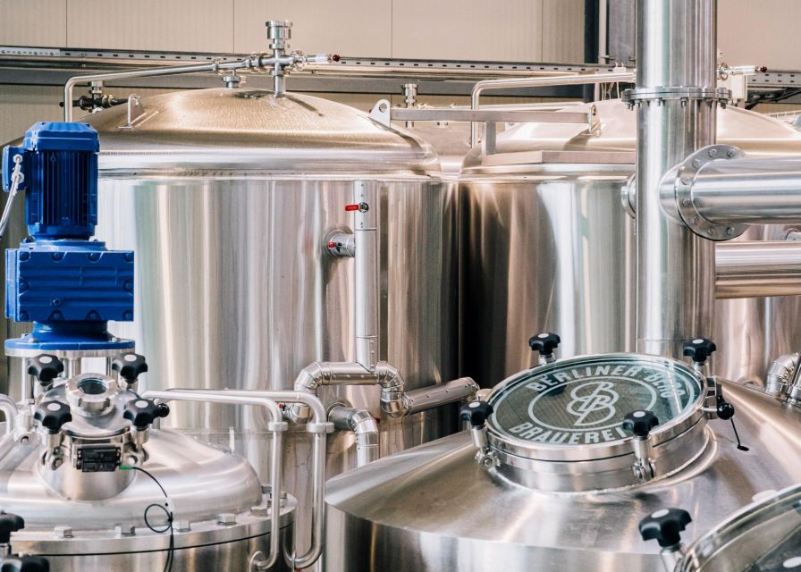 Berlin: Berliner Berg Brewery Tour with Beer Tasting - What the guide adds to the experience