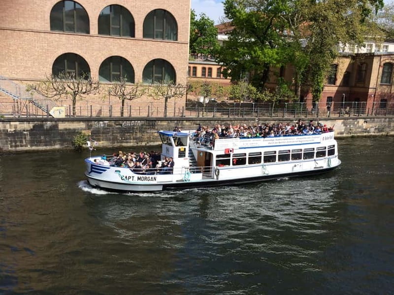 Berlin: Boat Sightseeing Cruise with Audioguide - Nikolai Quarter and the Mühlendammschleuse