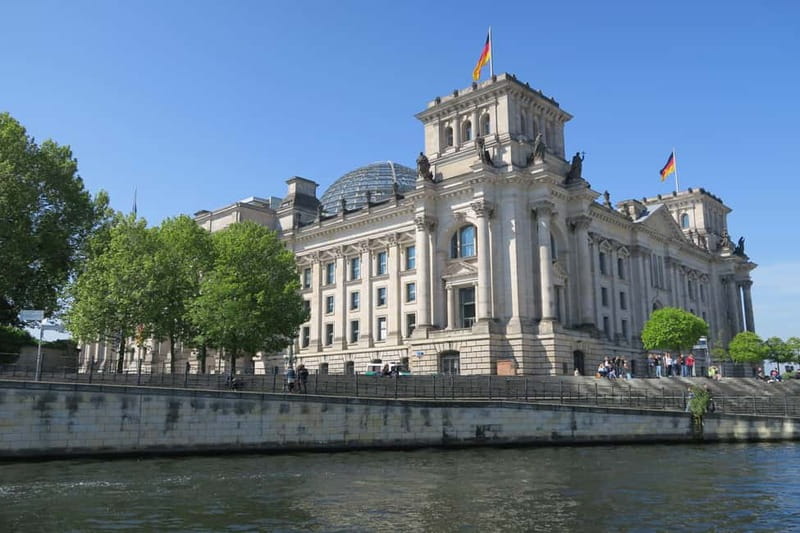 Berlin: Boat Sightseeing Cruise with Audioguide - Friedrichstrasse and Weidendammer Bridge