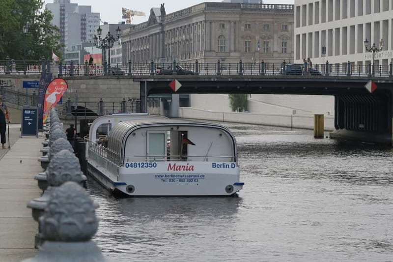 Berlin: Boat Sightseeing Cruise with Audioguide - Reichstag, the government district, and Berlin Central Station