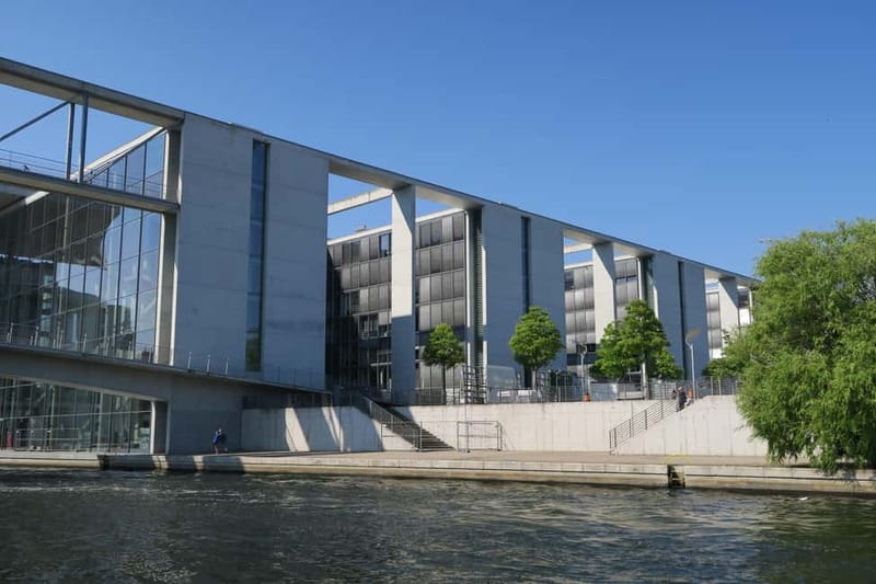 Berlin: Boat Sightseeing Cruise with Audioguide - Best time to take the cruise