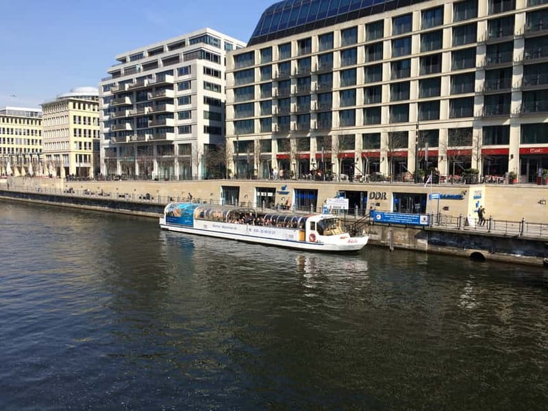 Berlin: Boat Sightseeing Cruise with Audioguide - A comfortable hour on the Spree
