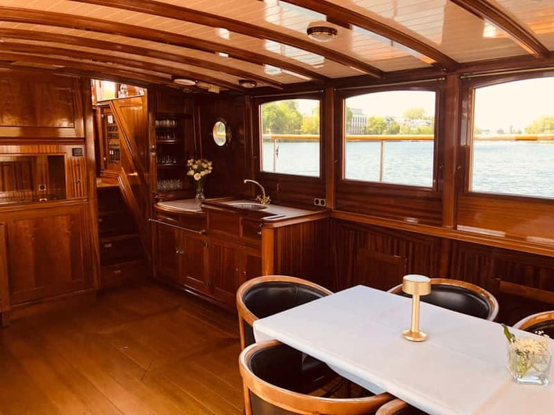 Berlin: Boat Sightseeing Tour on Electric Motor Yacht - World cultures, the main station, and Tiergarten