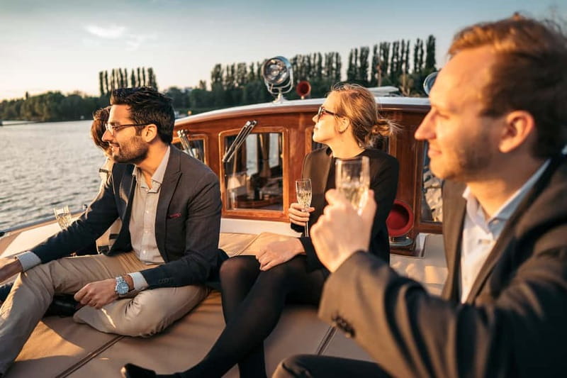 Berlin: Boat Sightseeing Tour on Electric Motor Yacht - Berlin Palace and the Chancellery from the water