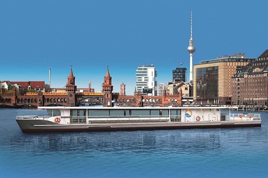 Berlin Boat Tour | Sunset Tour with Solar Ship | Sightseeing Spree - Boarding beside the Oberbaum Bridge