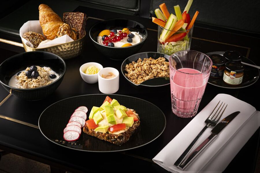 Berlin: Breakfast at Café Wintergarten - Who will enjoy this breakfast most