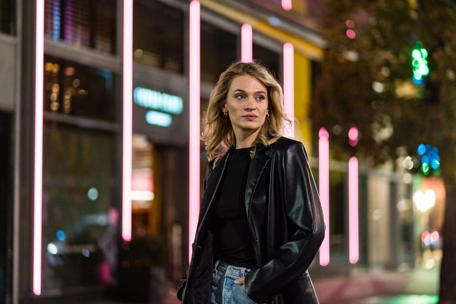 Berlin by Night: Private Photoshoot at Illuminated Cityscape - The 15-minute metro transfer to Brandenburg Gate